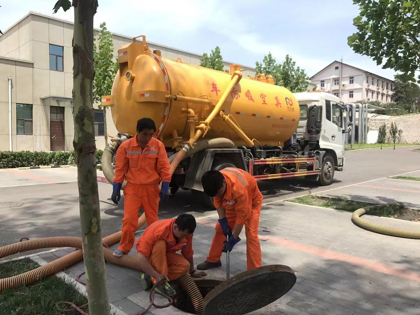 胡场镇化粪池清理与5-8吨吸粪车施工效率分析